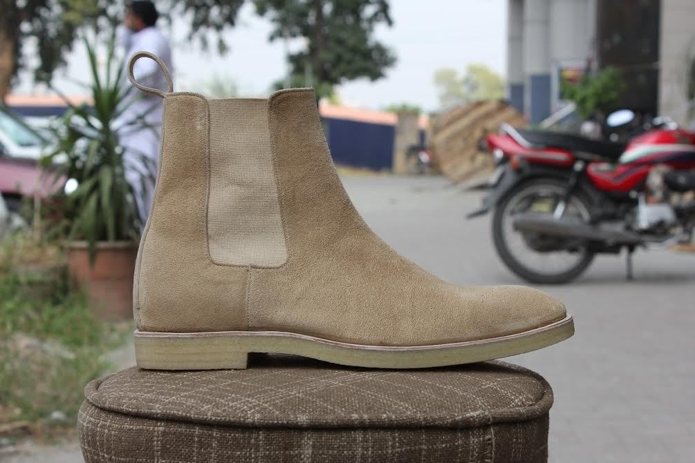 color sole chelsea boots