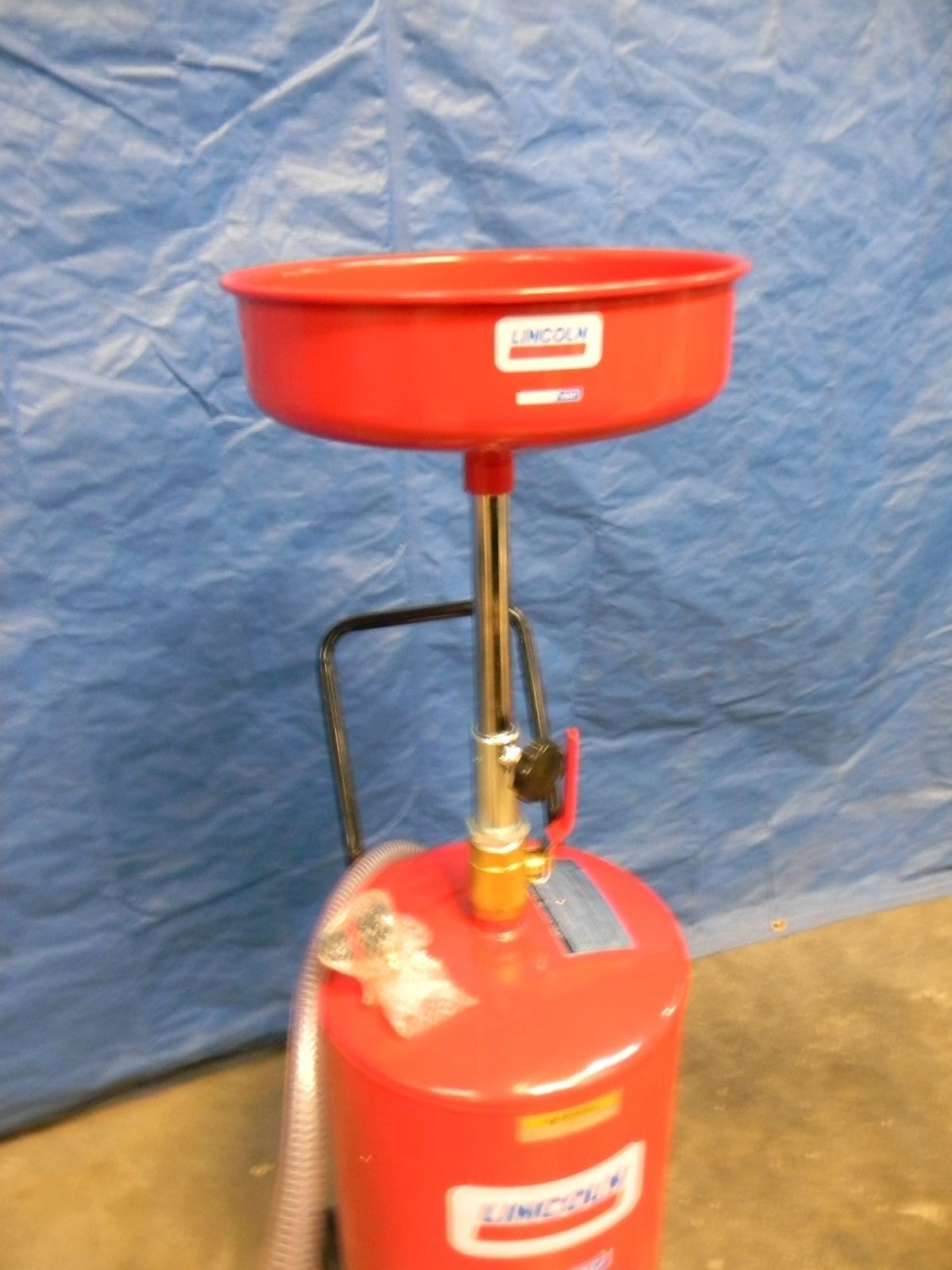 Lincoln 18 Gallon Pressurized Evacuation Oil Drain with Casters 3601