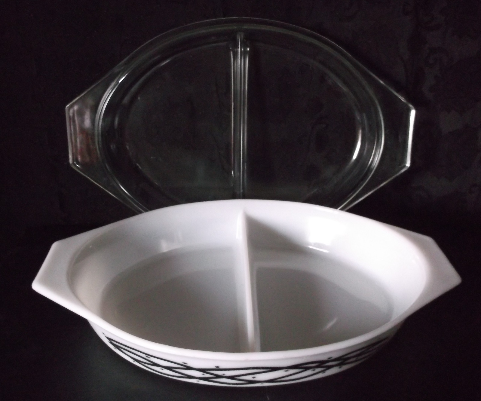 Pyrex Barbed Wire Divided Dish with Lid Casserole Vegetables 11/2 Qt