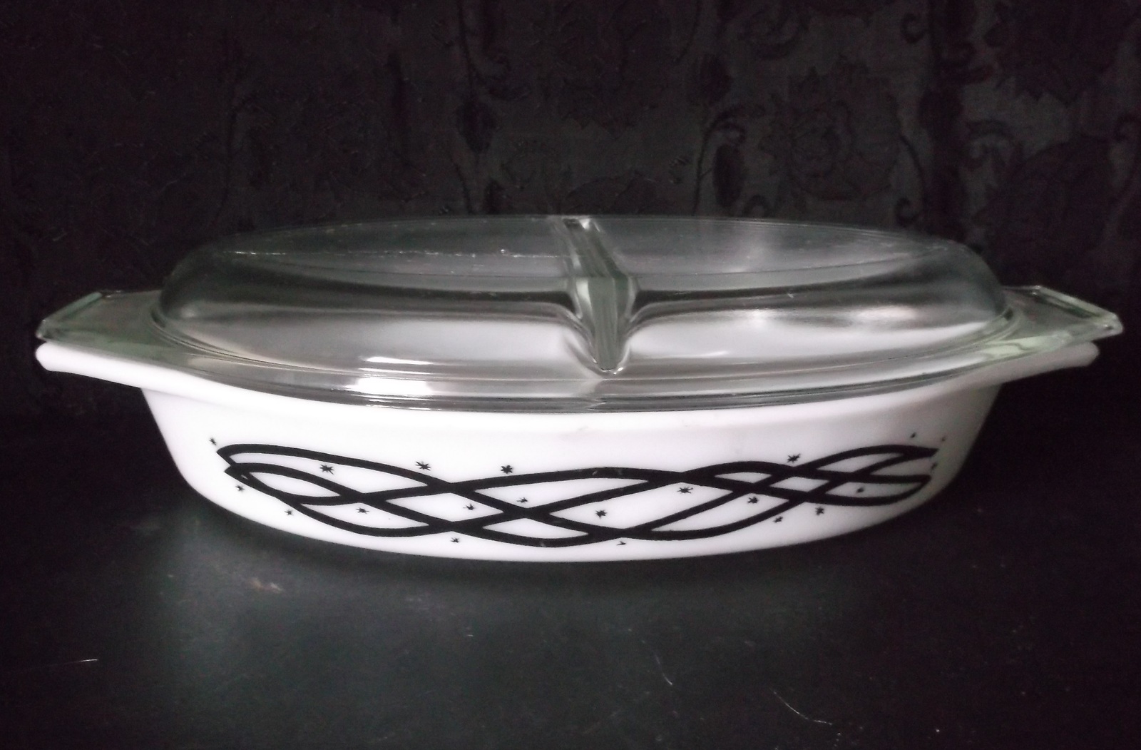 Pyrex Barbed Wire Divided Dish with Lid Casserole Vegetables 11/2 Qt