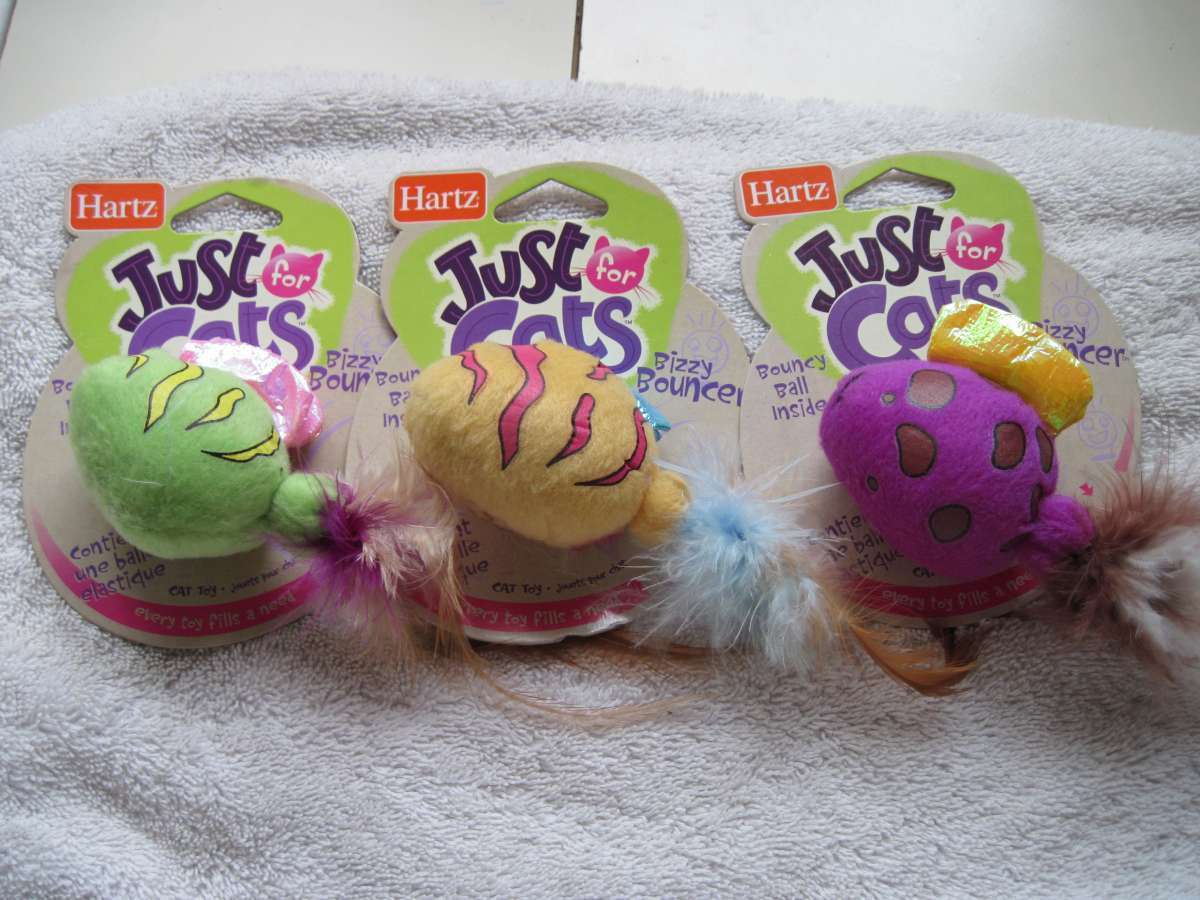 1 Hartz Just for Cats Bizzy Bouncer Bouncy Ball Inside Feather Tail Hunt Choose