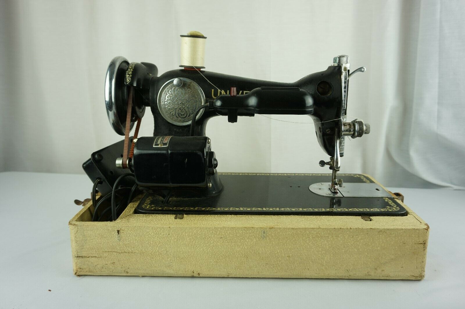 VINTAGE HEAVY DUTY INDUSTRIAL UNIVERSAL DE LUXE SEWING MACHINE BLACK