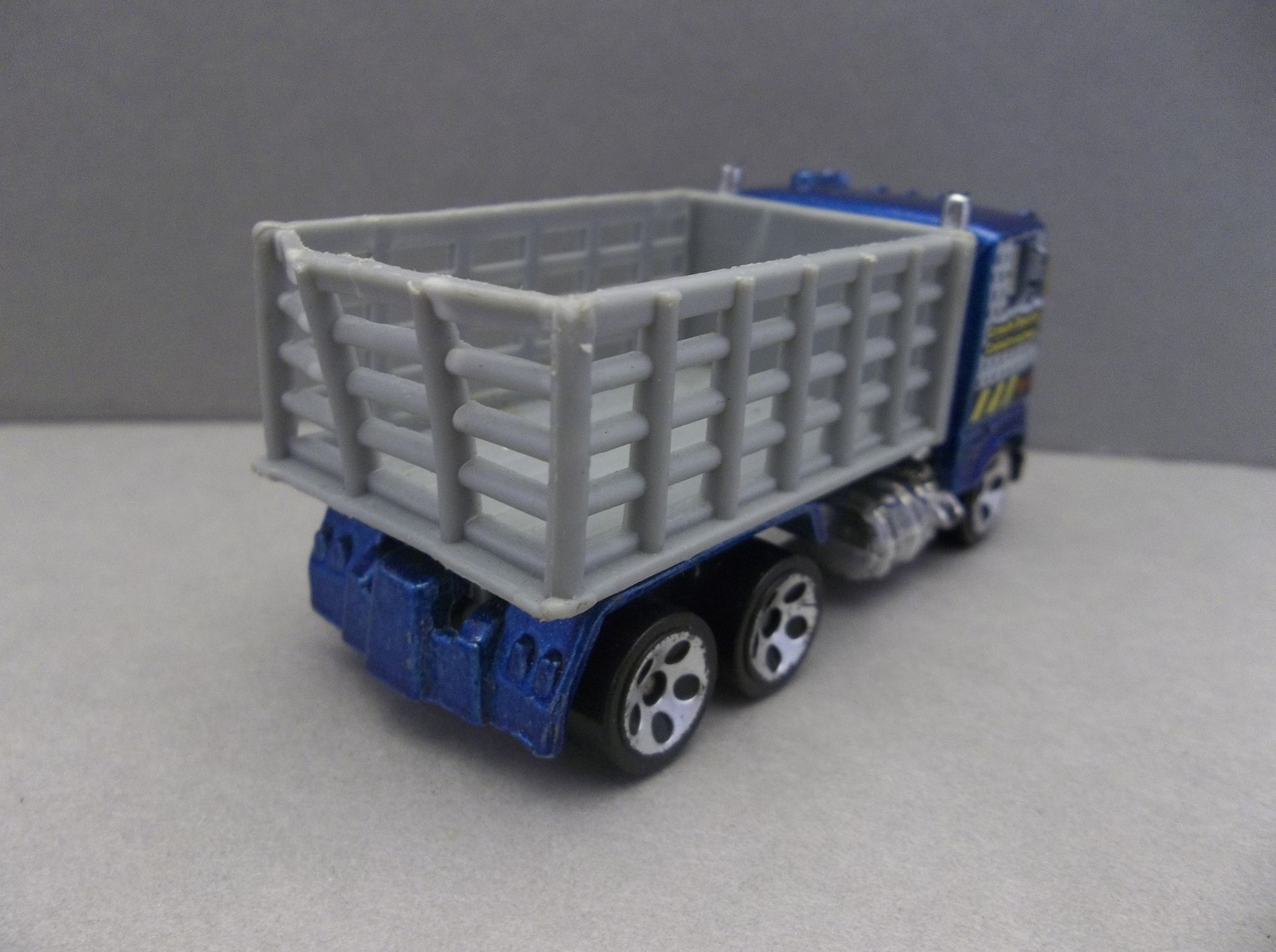 Hot Wheels 1981 Blue Stake Body Ford COE Dump Truck Crash Barrier