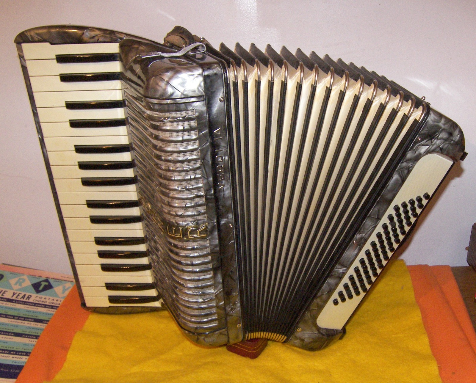 60 Bass Hohner Verdi Ia Accordion   Accordeon - Musical Instruments & Gear