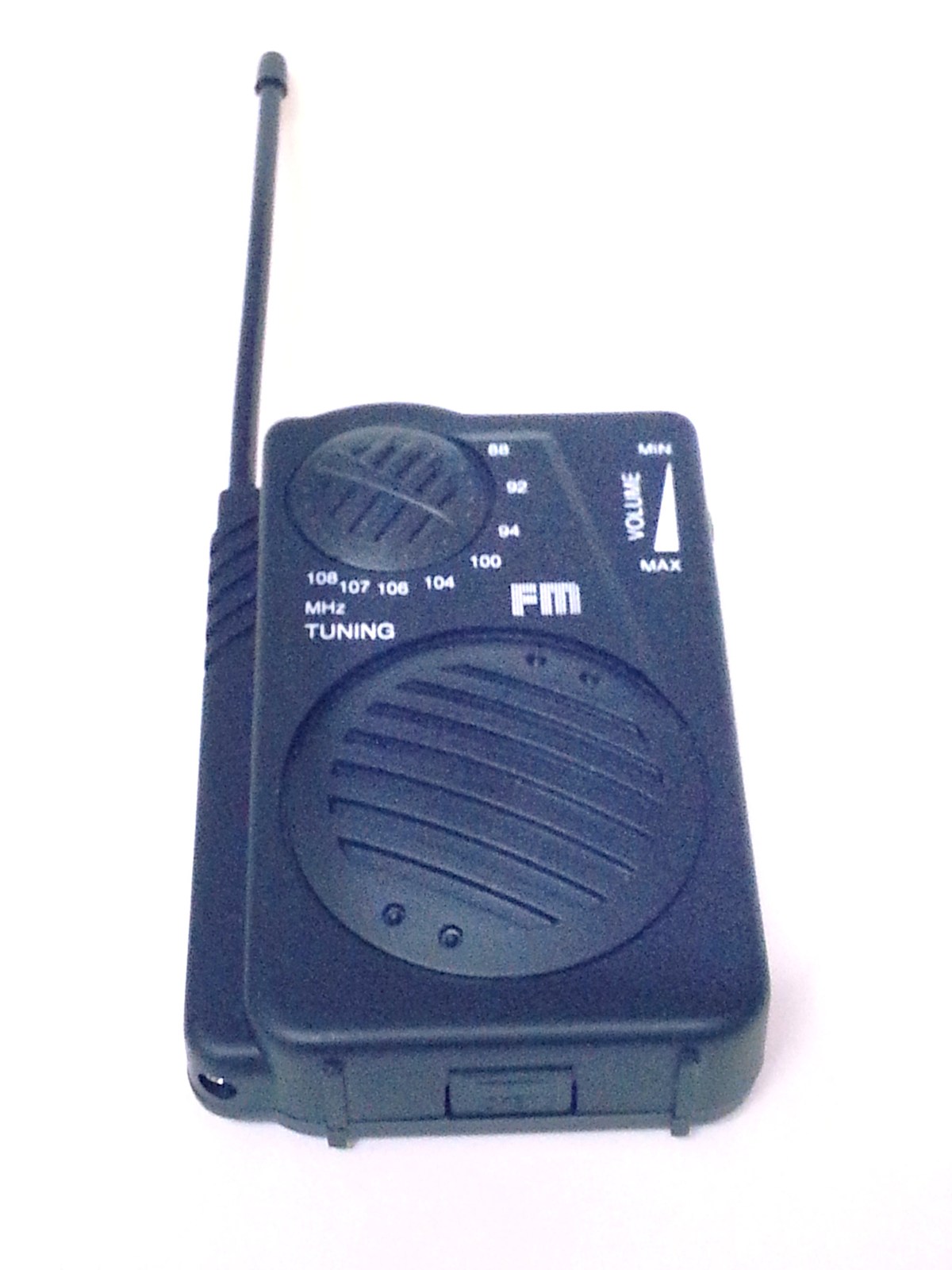 FM RADIO PORTABLE NIB FANTASTIC PICK UP ! PERFECT FOR OUTDOORS Portable AM/FM Radios