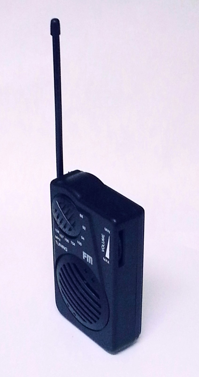 FM RADIO PORTABLE NIB FANTASTIC PICK UP ! PERFECT FOR OUTDOORS Portable AM/FM Radios