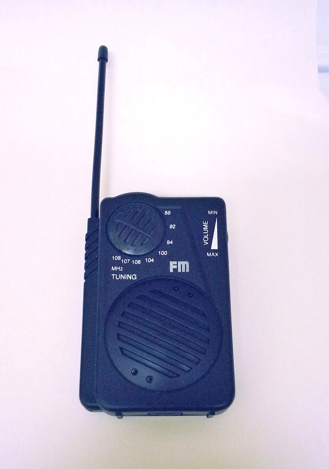 FM RADIO PORTABLE NIB FANTASTIC PICK UP ! PERFECT FOR OUTDOORS