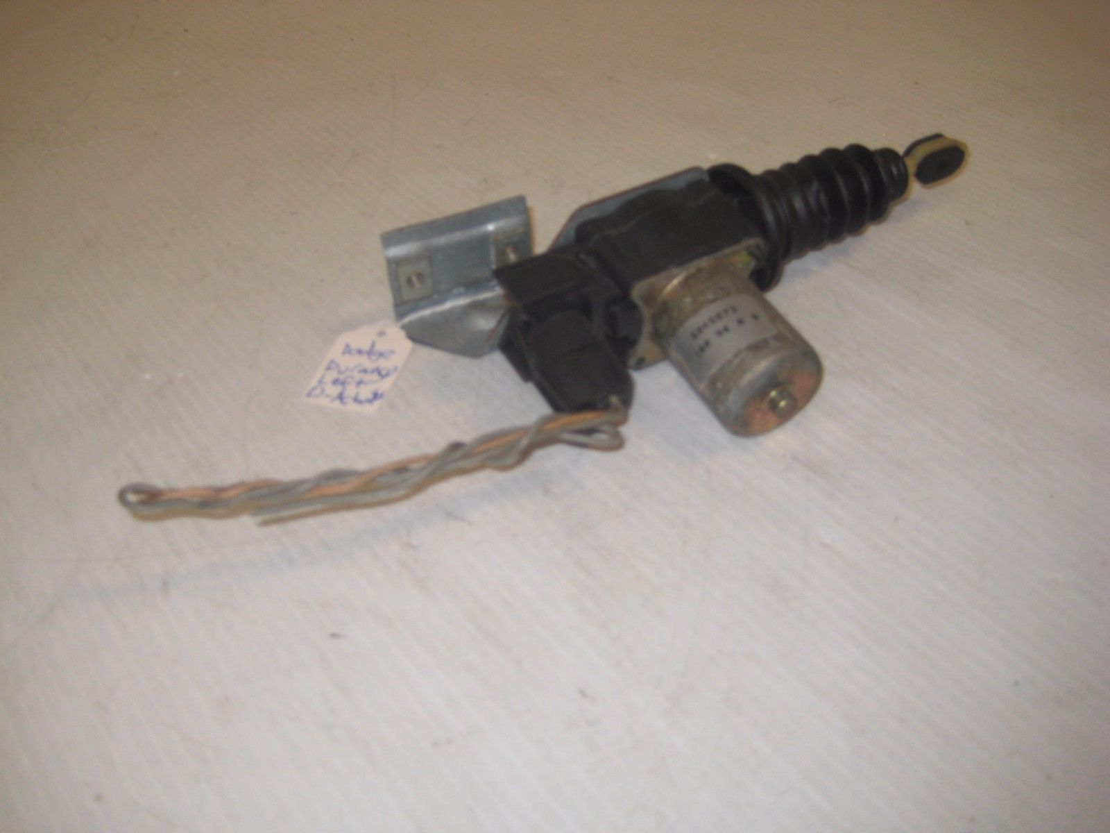 97 01 99 00 98 Cadillac catera left rear door latch /& power lock actuator
