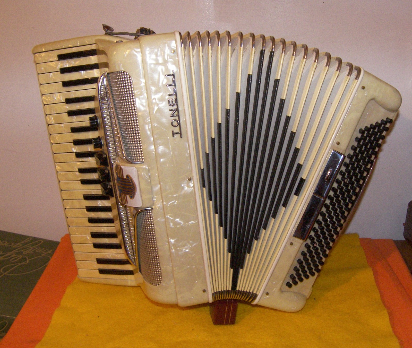 120 Bass Tonelli Accordion With Case Made In Italy - Other