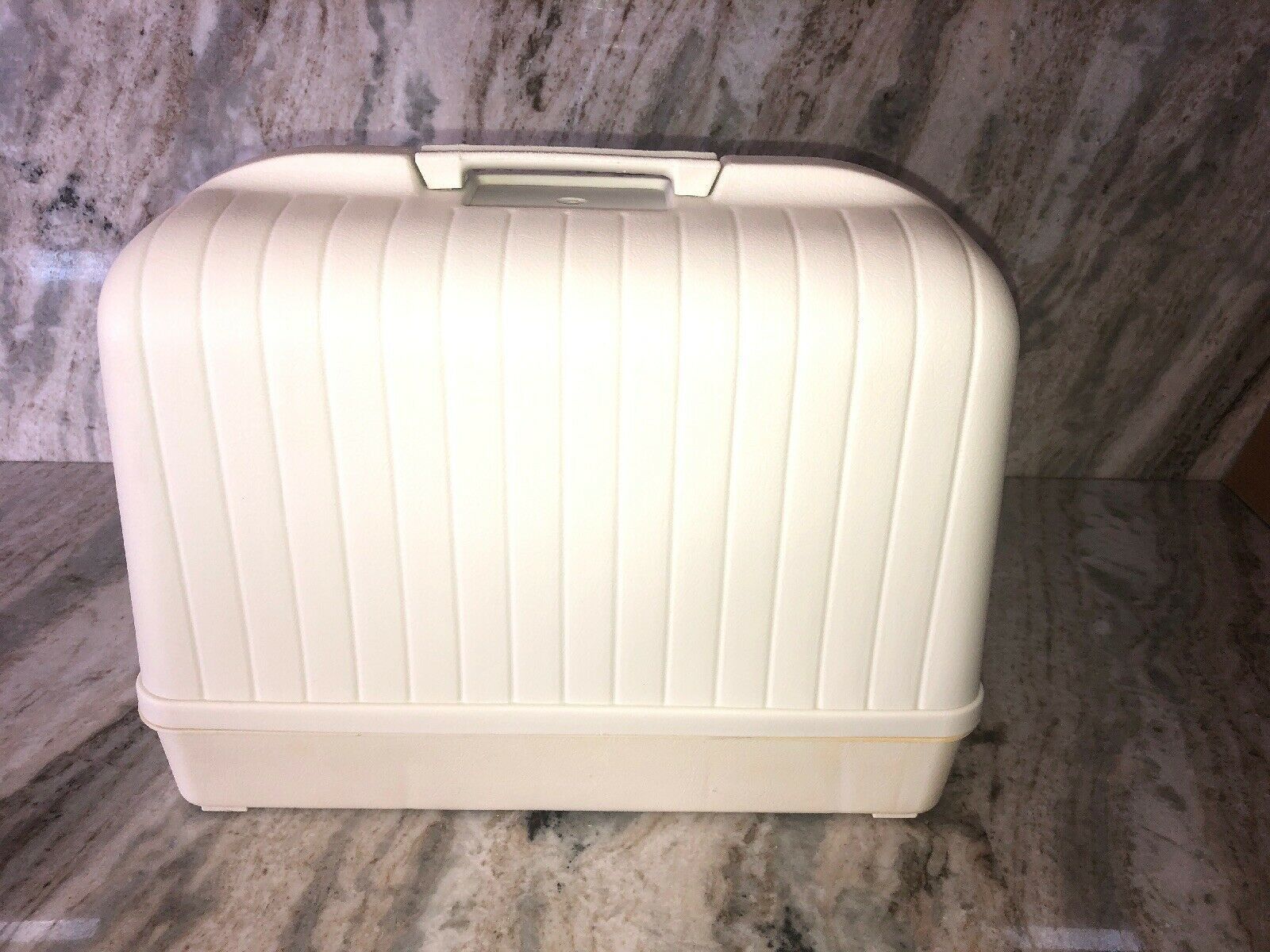 WHITE Deluxe Zig Zag SEWING MACHINEVery Clean & Fully Serviced