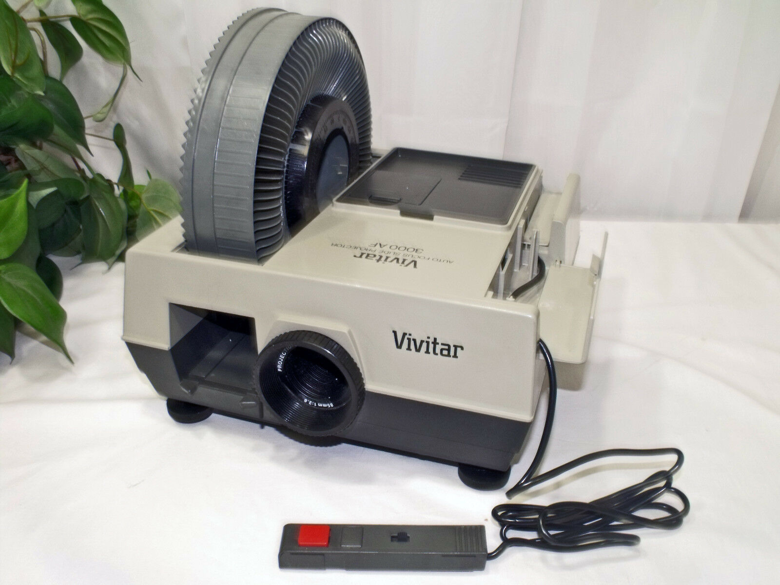 Vintage Vivitar 3000AF Auto Focus Slide Projector w/ Corded Remote