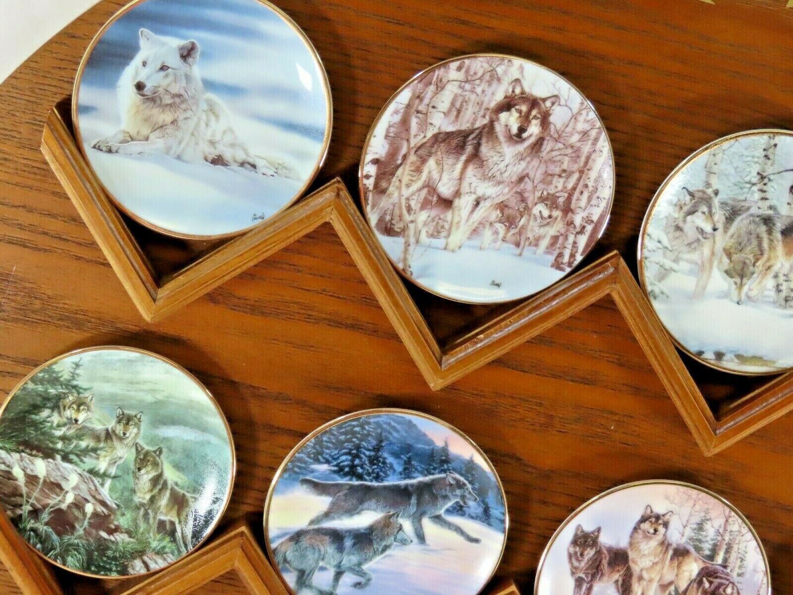 1988 The Hamilton Collection Year of the Wolf 12 Mini Plates w/ Display