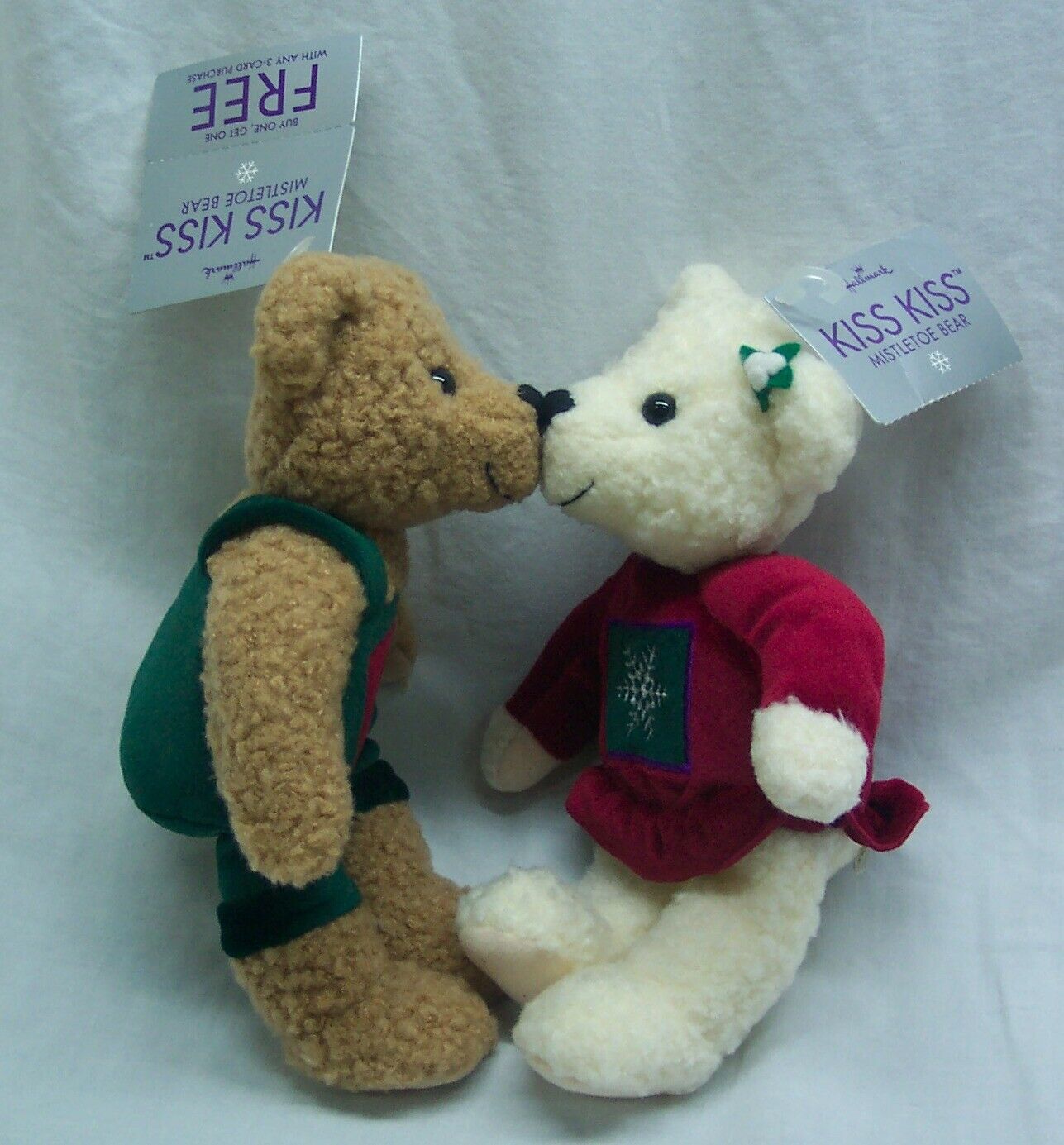 2 teddy bears kissing