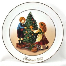 Avon Plate Christmas Memories 1982 'Keeping the Christmas Tradition' w/Orig Box - $8.95