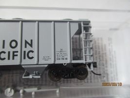 Micro-Trains # 09500032 Union Pacific PS-2, 2-Bay Covered Hopper N-Scale image 3