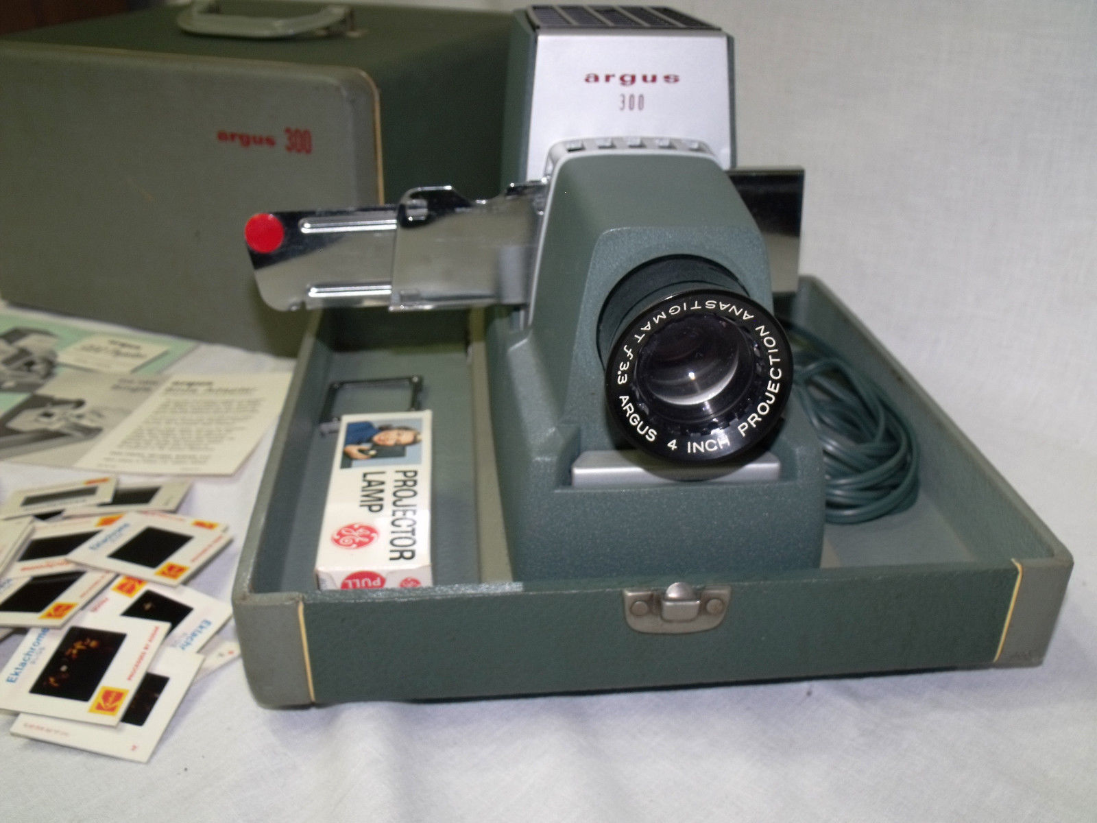 Vintage Argus 300 Model III Slide Projector w/ Case & Extra NewBulb