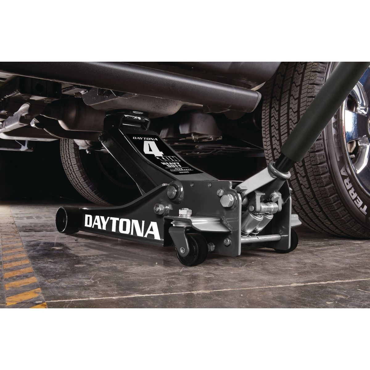 DAYTONA™ 4 Ton Professional Floor Jack With Rapid Pump Green Accessories