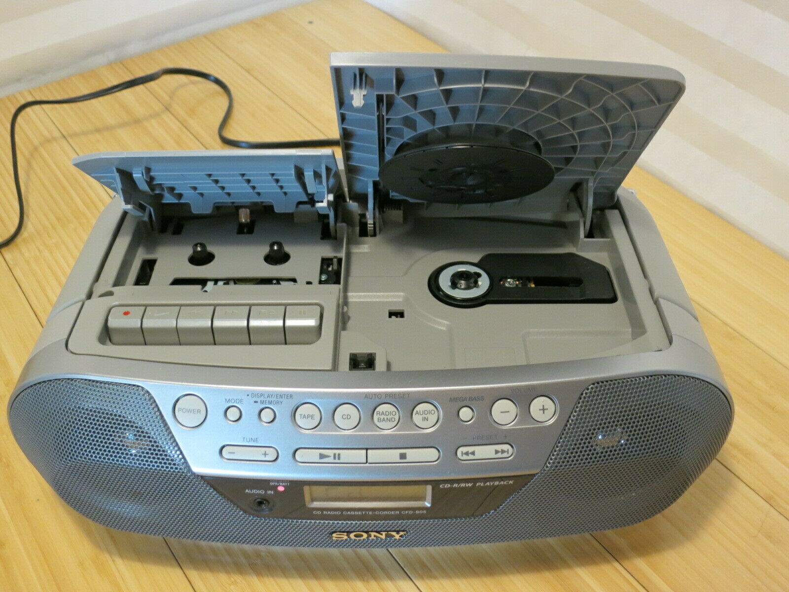 Sony CFDS05 Cassette Tape Recorder CD Player Boombox Mega Bass AM FM