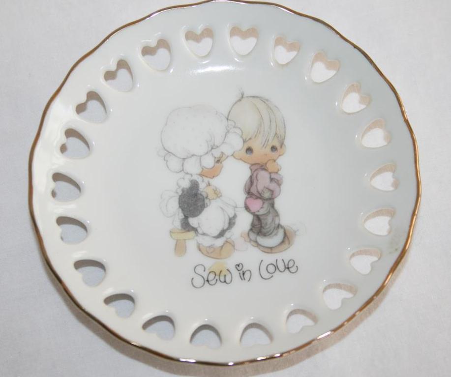 Primary image for PRECIOUS MOMENTS Mini Plate 1985  "Sew in Love" with Stand #427