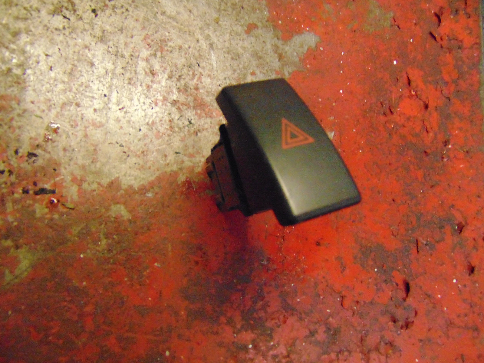 07 06 Saturn VUE oem hazard warning flasher light switch button