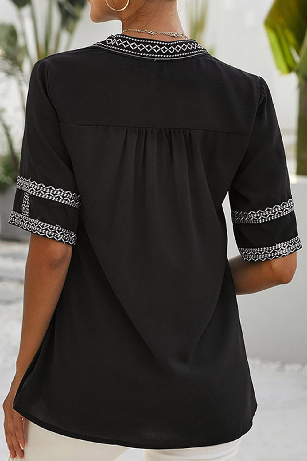 embroidered collar tshirt