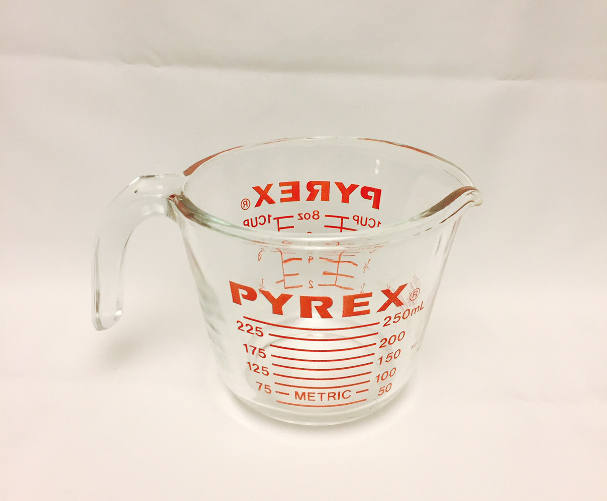 Vintage Pyrex glass measuring cup 508 1 cup 8 oz size open handle red