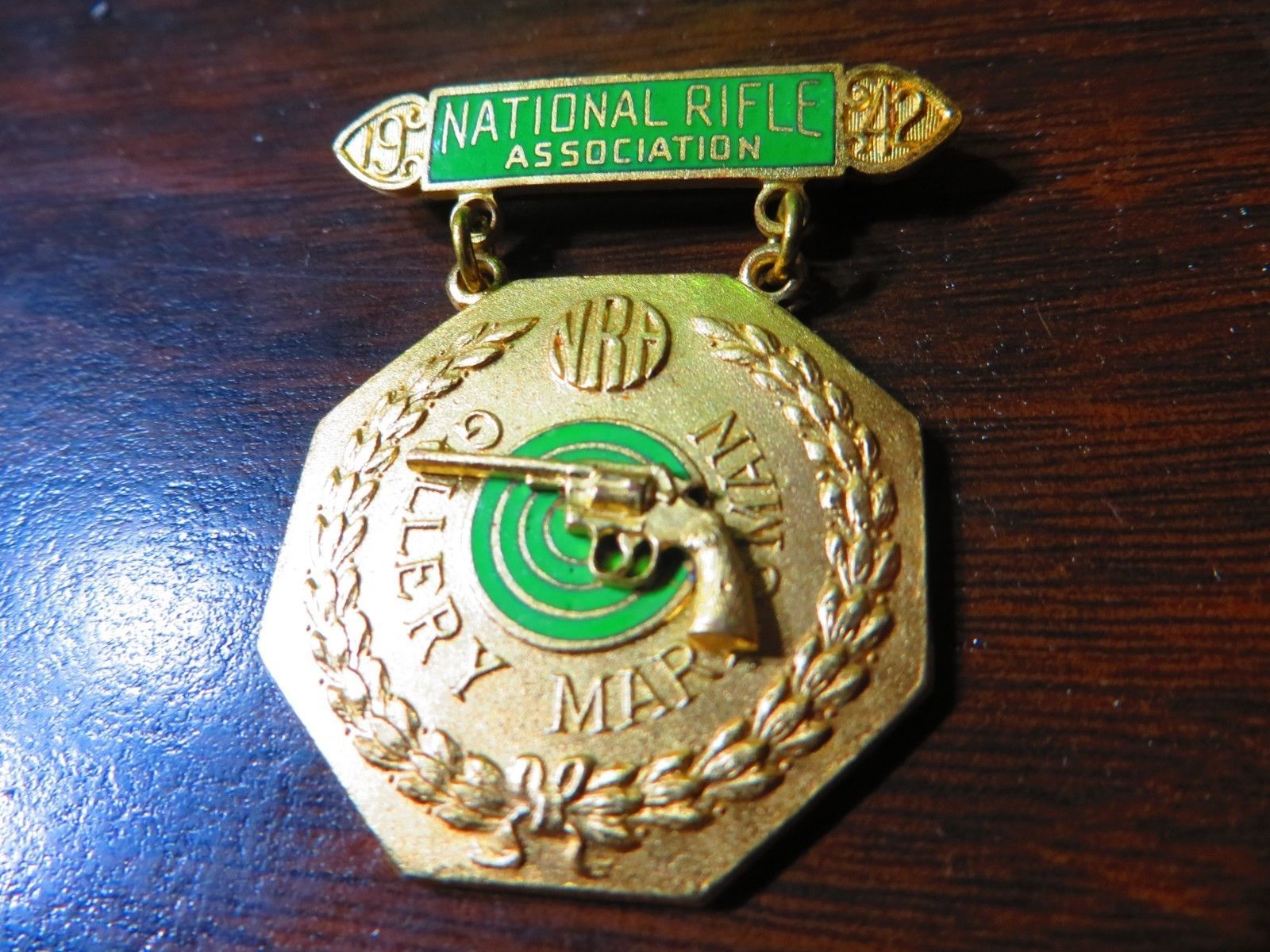 NRA NATIONAL RIFLE ASSOCIATION GALLERY MARKSMEN REVOLVER 1942 MEDAL PIN