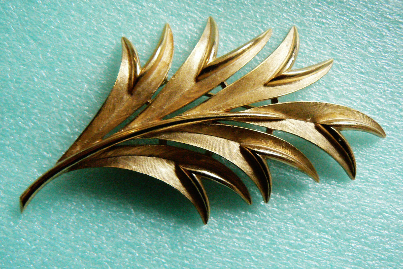 Vintage pare crown trifari signed brushed gold tone metal leaf PIN brooch.
