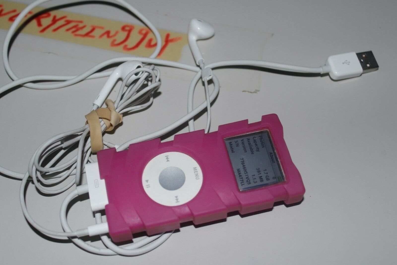 Apple iPod Nano 2nd Generation Silver (2GB) Bundle WITH HEADPHONES