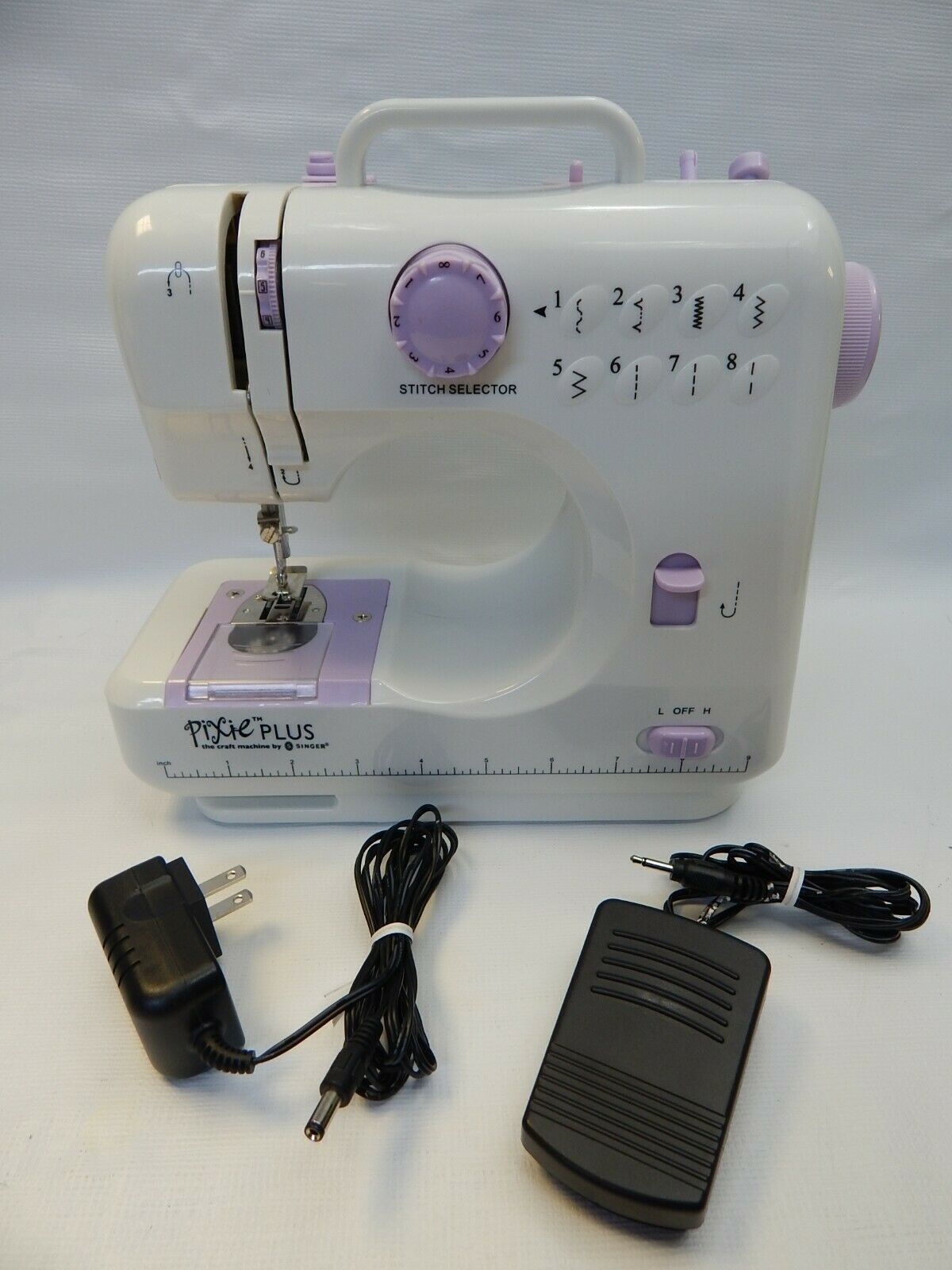 Preowned SINGER PIXIE PLUS SEWING THE CRAFT MACHINE by Singer BATTERY