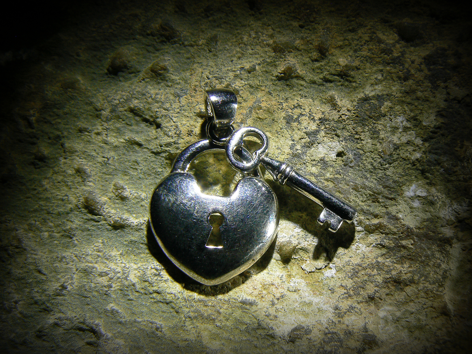 STRIGOII MASTER VAMPIRE QUEEN EXTREME POWER Padlock Key Amulet izida