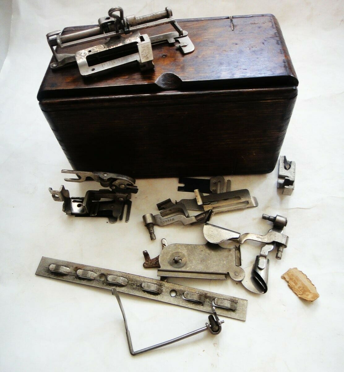 1889 antique SINGER WOOD SEWING MACHINE BOX w/ACCESSORIES prim,folding