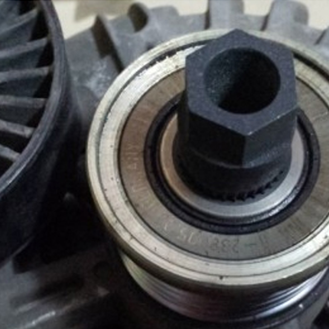 Alternator Clutch Free Wheel Pulley Removal Tool 33 Spline for VW /AUDI