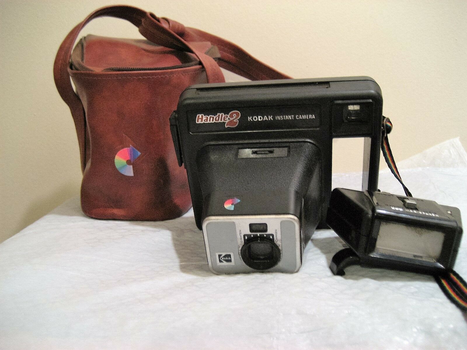 VINTAGE KODAK THE HANDLE 2 instant camera with flash and carry case