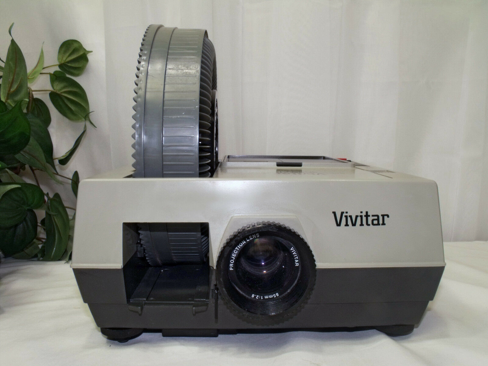 Vintage Vivitar 3000AF Auto Focus Slide Projector w/ Corded Remote