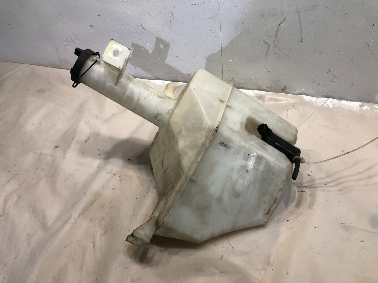 19992007 FORD F250 F350 Super Duty WINDSHIELD WASHER FLUID TANK