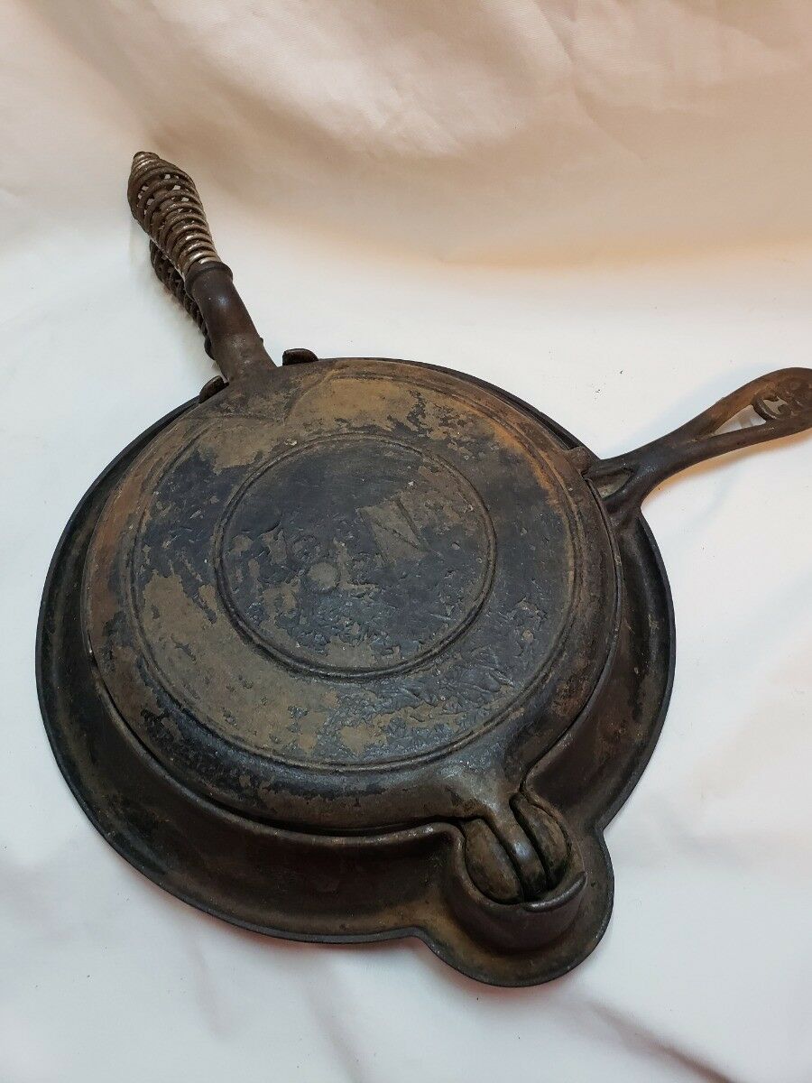 Fanner Mfg Co Crescent Waffle Cast Iron No. 8 Waffle Maker Cleveland
