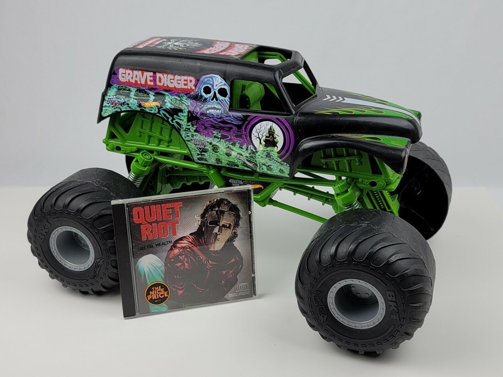 hot wheels monster jam giant grave digger vehicle