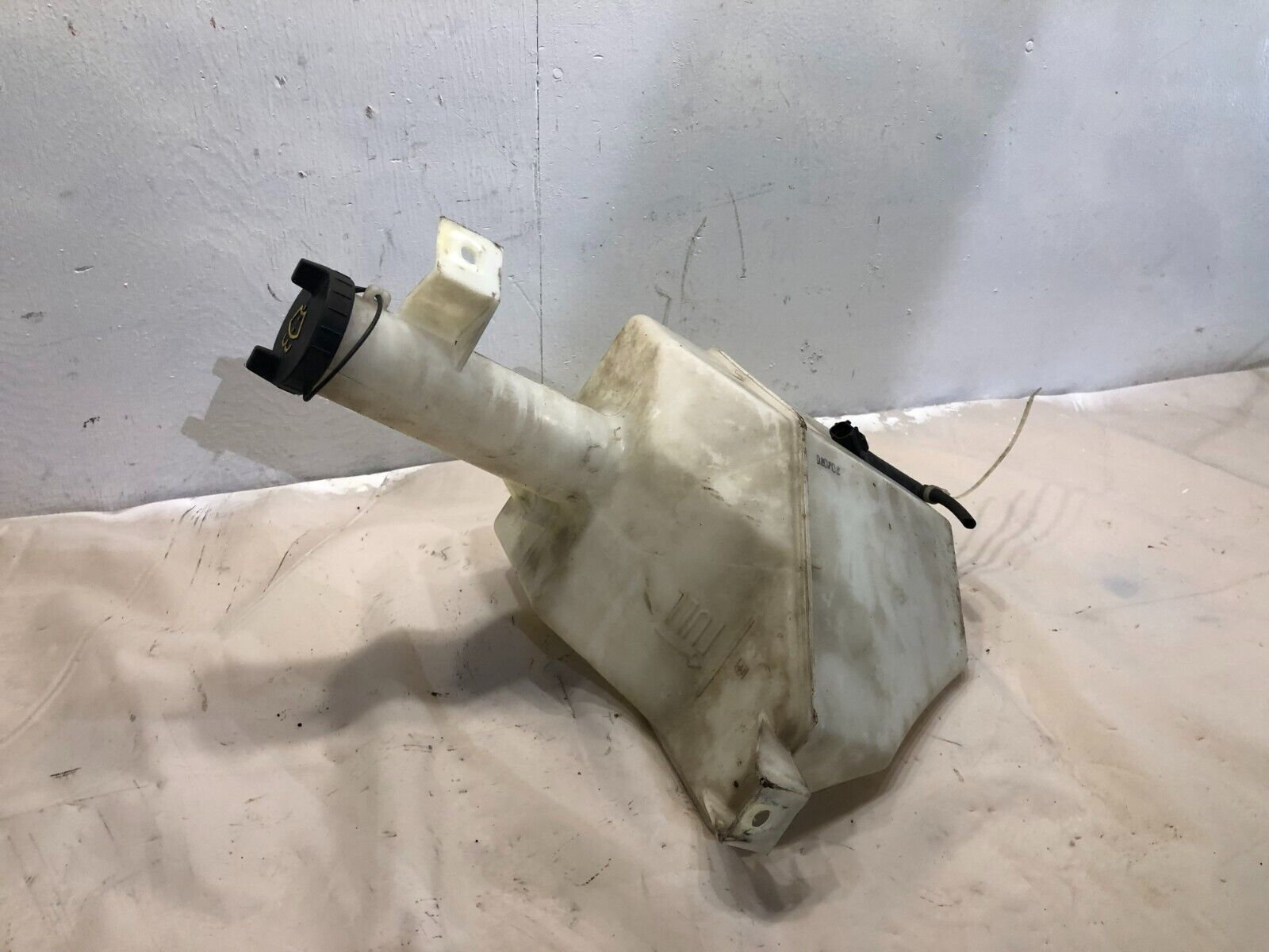 19992007 FORD F250 F350 Super Duty WINDSHIELD WASHER FLUID TANK