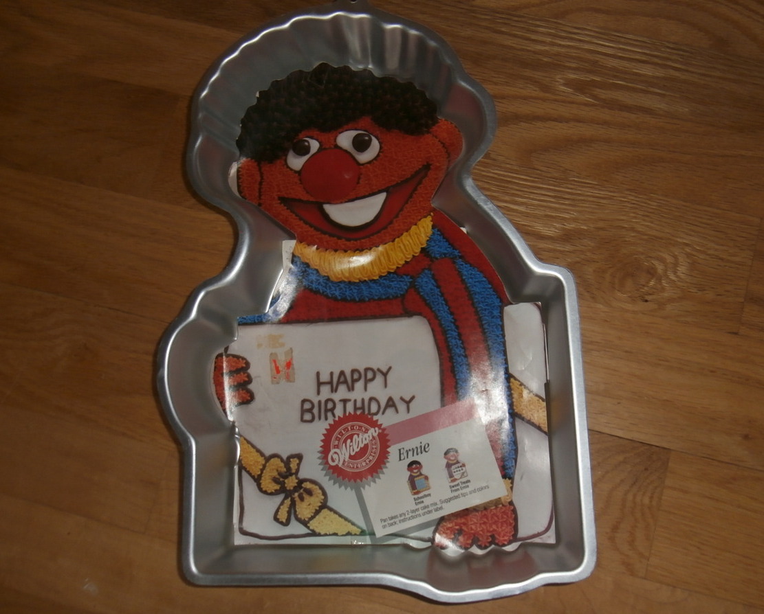 RAREVintage 1983 WILTON ERNIE CAKE PAN WITH INSTRUCTIONS Bakeware