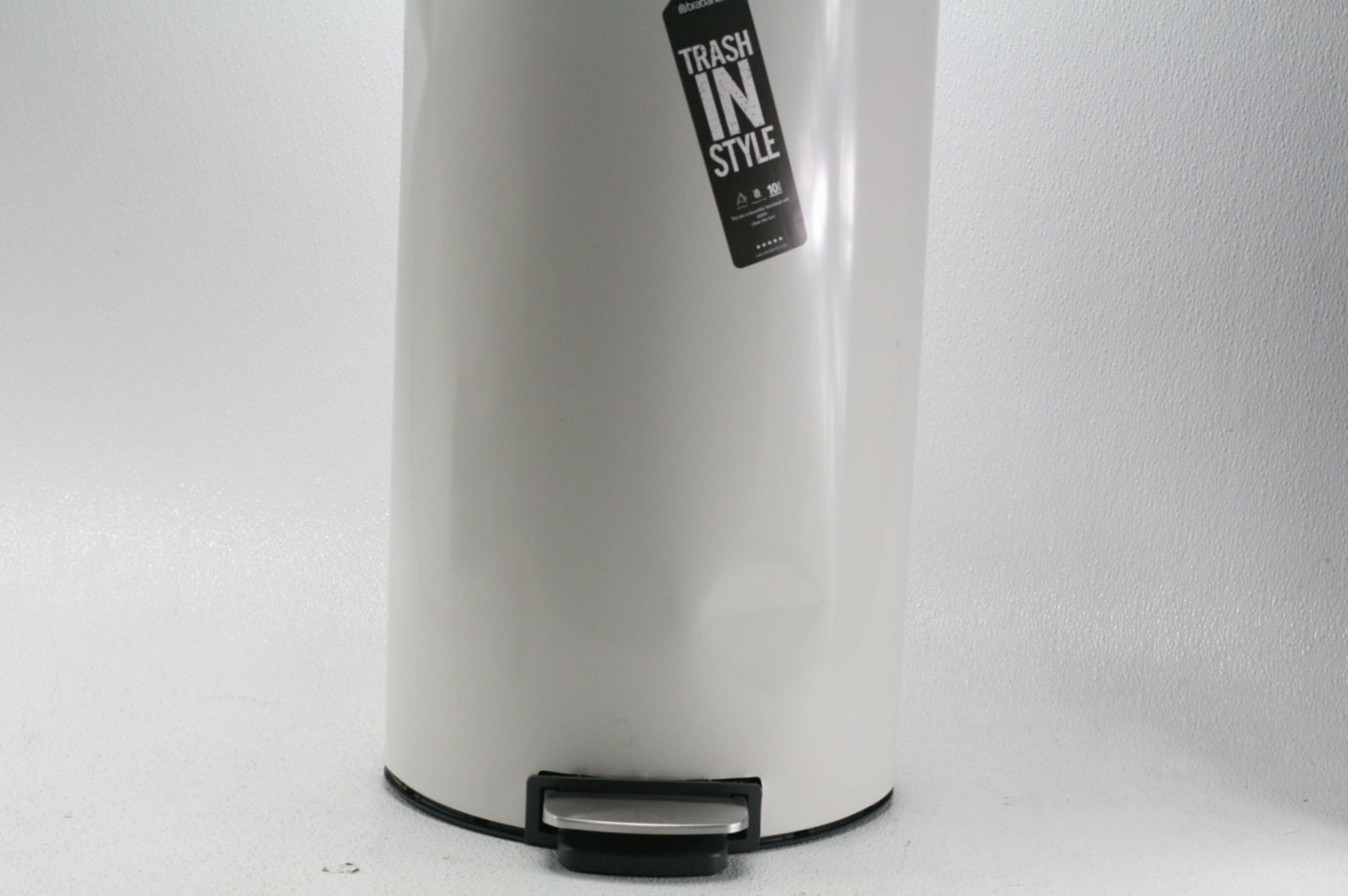 Brabantia FlatBack Silent Lid Step Trash Can 7 Gallon 30 Liter White