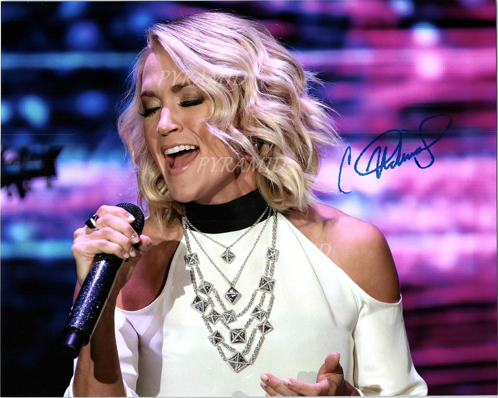 CARRIE UNDERWOOD Autographed Signed Photo w/COA - 80902 - Other