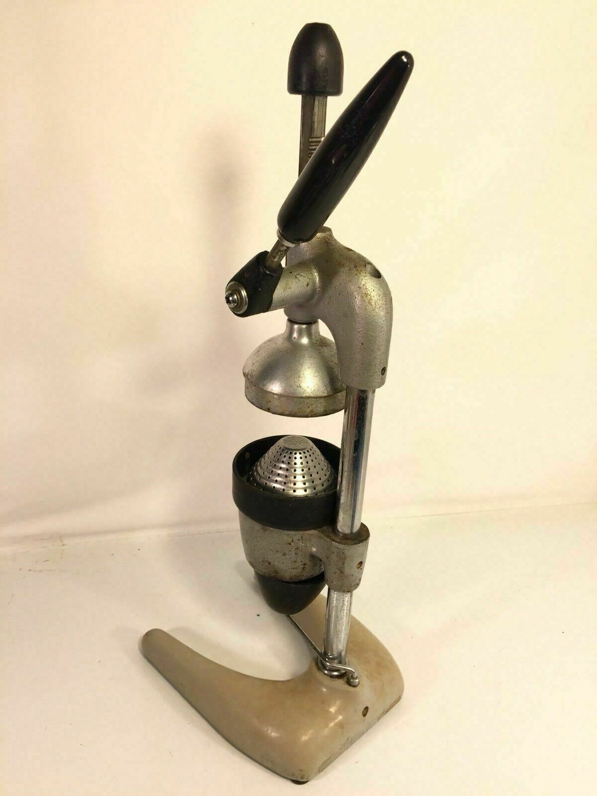 Hamilton Beach Juice Extractor Vintage 60s Model 932 Porcelain Base