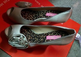New Betsey Johnson Tan Beige Satin Flower High Heels Pumps Sz 8 Retail $116 - $37.05