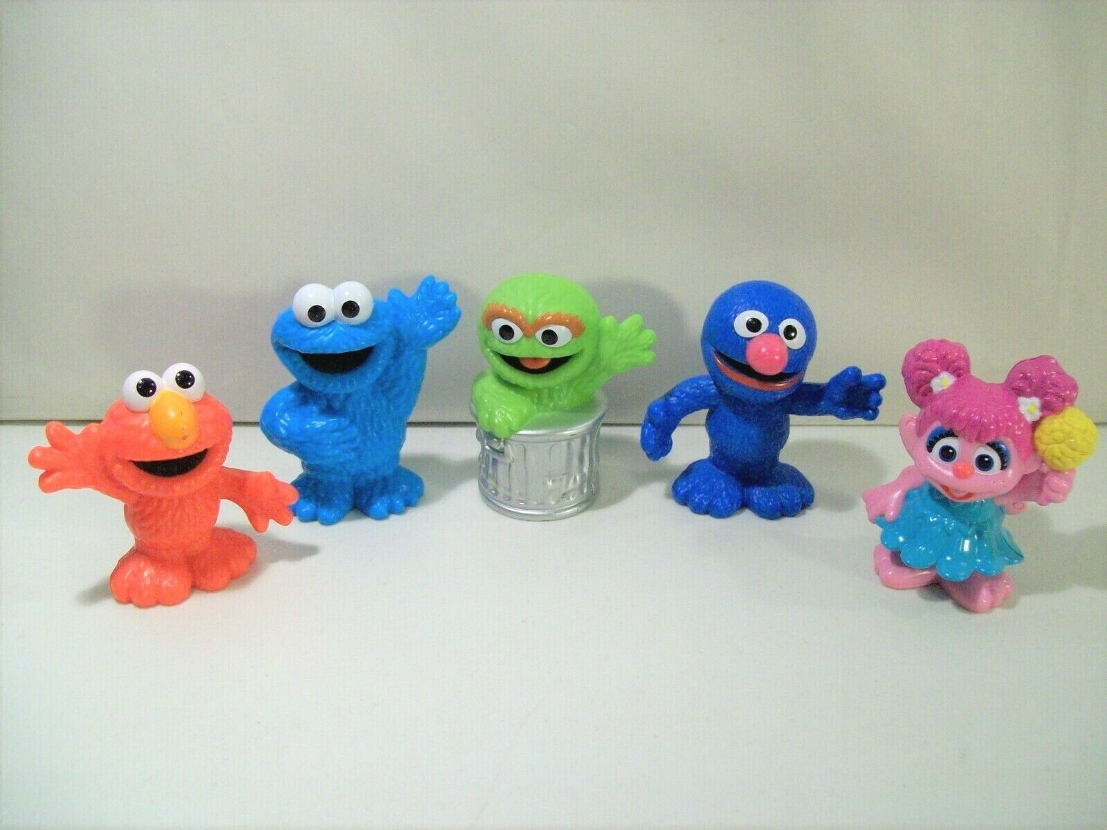 5 SESAME STREET PLASTIC FIGURES GROVER ABBY CADABBY OSCAR ELMO COOKIE ...