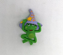 1985 Vintage Signed Hallmark Cards Pin Green Frog Purple Magician Witch Hat Star - $9.89