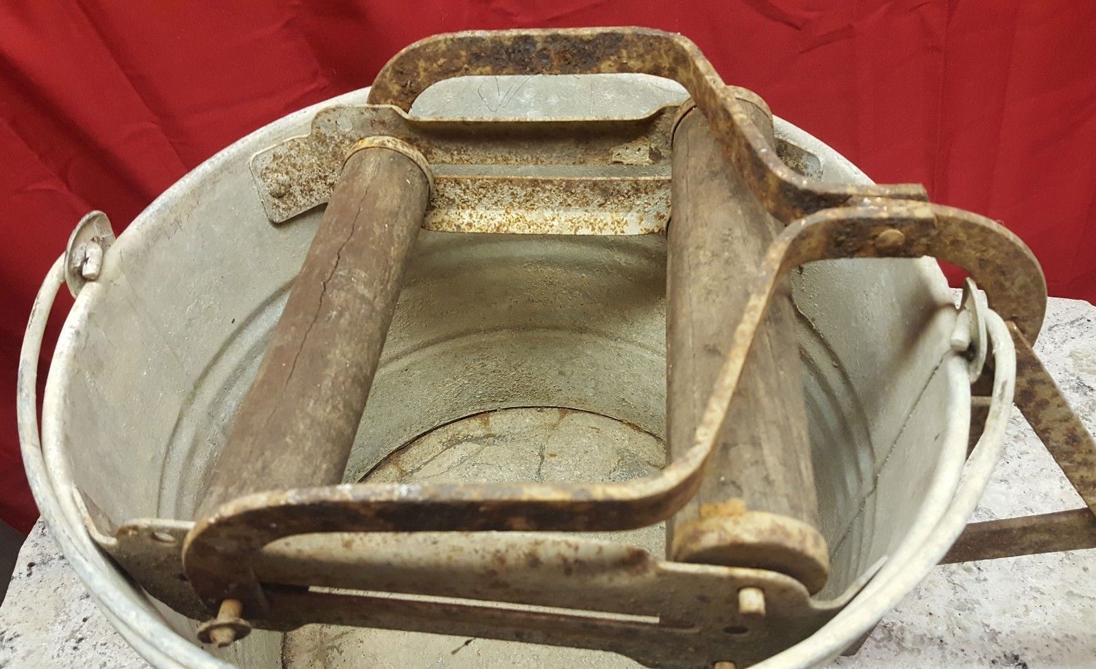 VINTAGE Victor Galvanized Metal Mop Bucket w/ Wood Rollers Made In USA