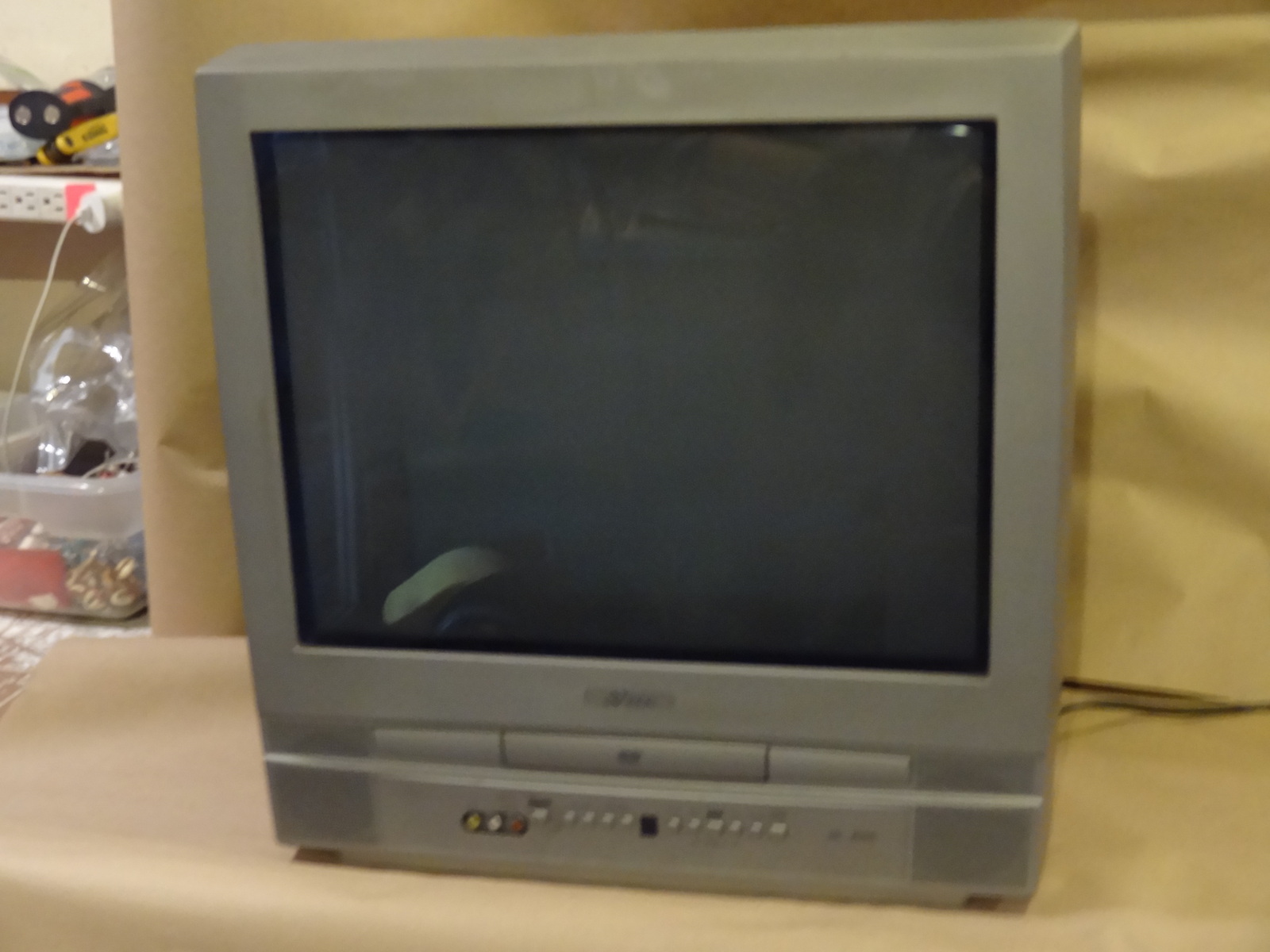 SV2000 TV / DVD PLAYER COMBO BUILT IN 20" SCREEN WORKS GREAT NO REMOTE