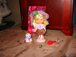 Bandai Flowers and Curls Angel Cake w/ Pet, Comb and Stand - $15.00
