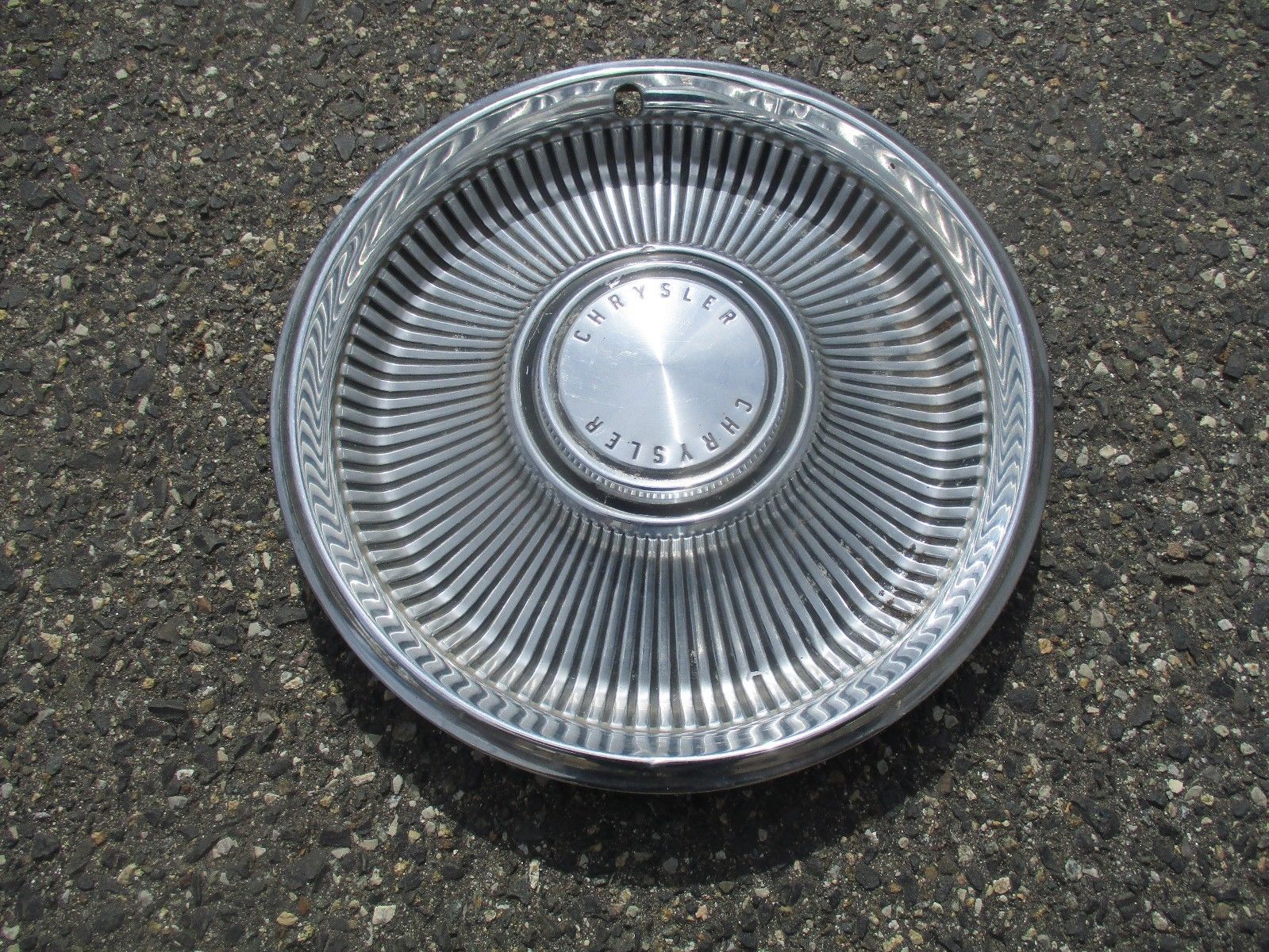 one 1991 1992 Chrysler New Yorker locking 14 inch wire spoke hubcap wheel cover